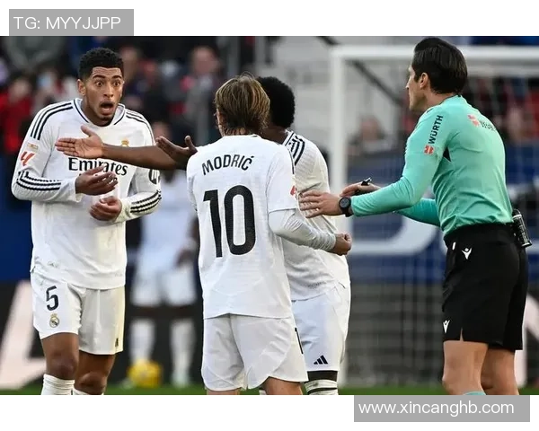 英超激战：皇马3-0拜仁帽子戏法引发争议判罚全场沸腾